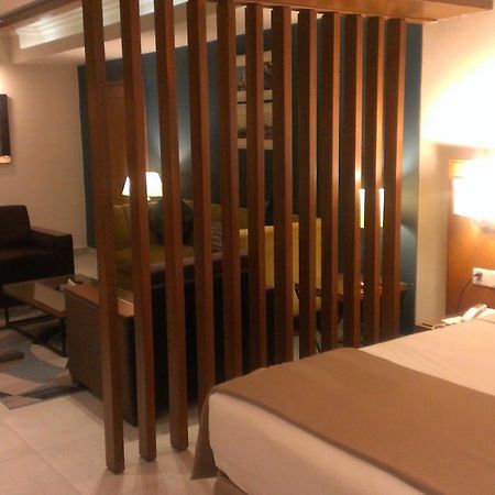 Regent Plaza Hotel & Convention Center Карачи Екстериор снимка