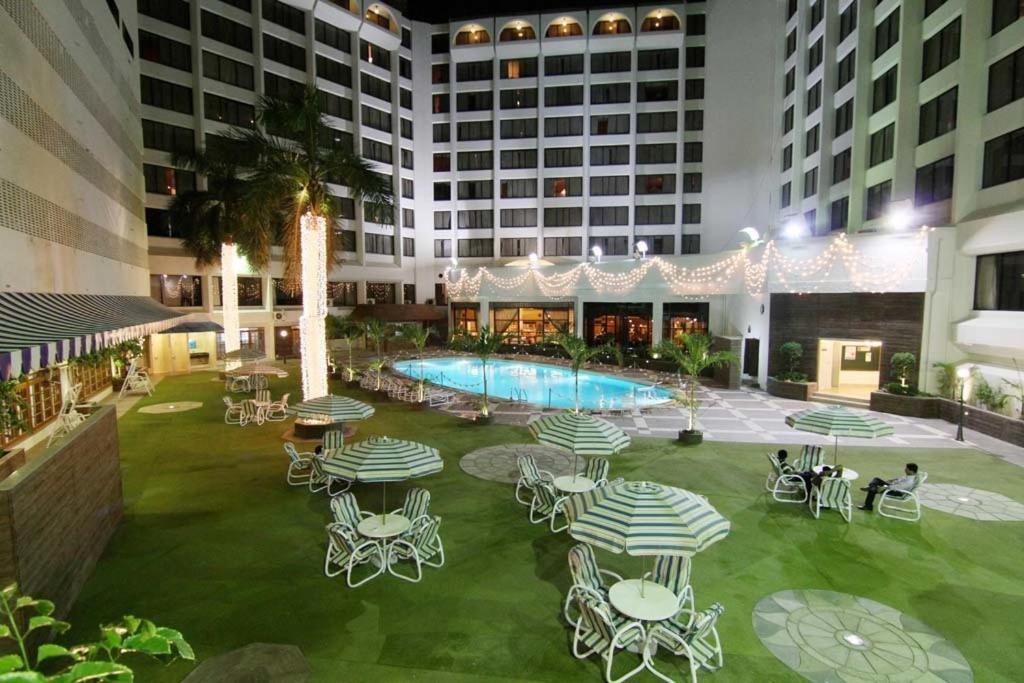 Regent Plaza Hotel & Convention Center Карачи Екстериор снимка