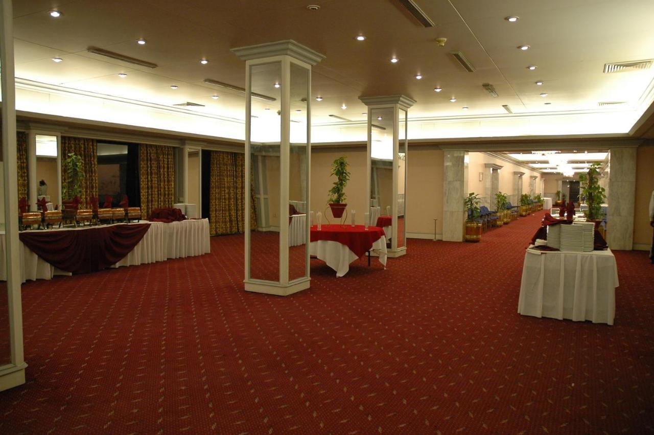 Regent Plaza Hotel & Convention Center Карачи Екстериор снимка