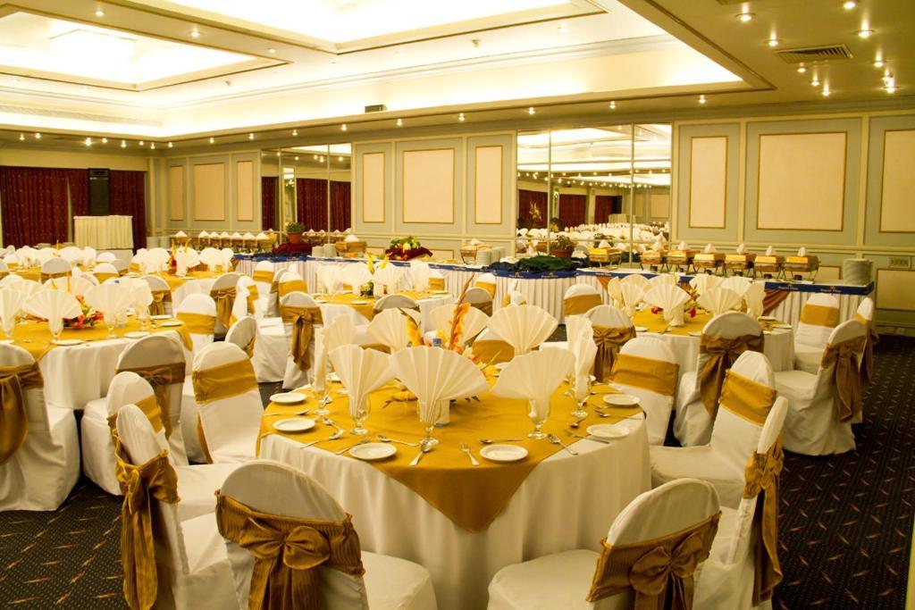 Regent Plaza Hotel & Convention Center Карачи Екстериор снимка