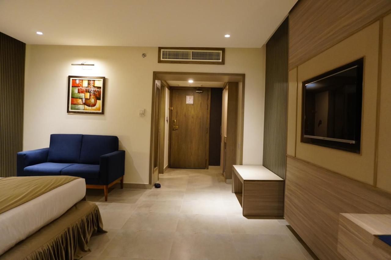 Regent Plaza Hotel & Convention Center Карачи Екстериор снимка