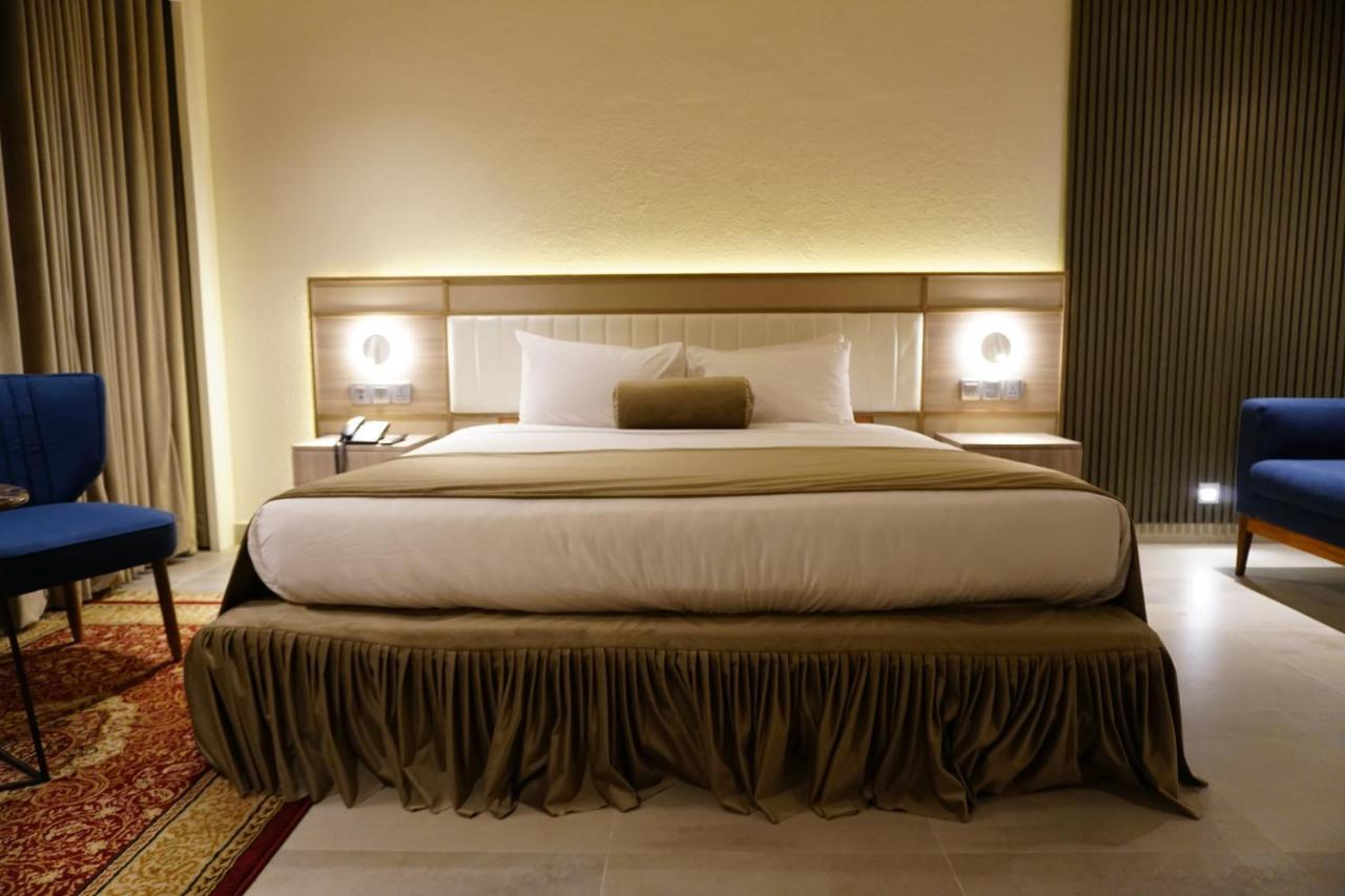 Regent Plaza Hotel & Convention Center Карачи Екстериор снимка