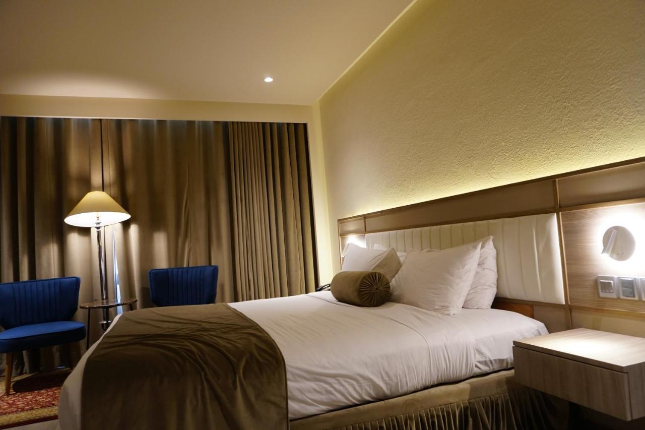 Regent Plaza Hotel & Convention Center Карачи Екстериор снимка