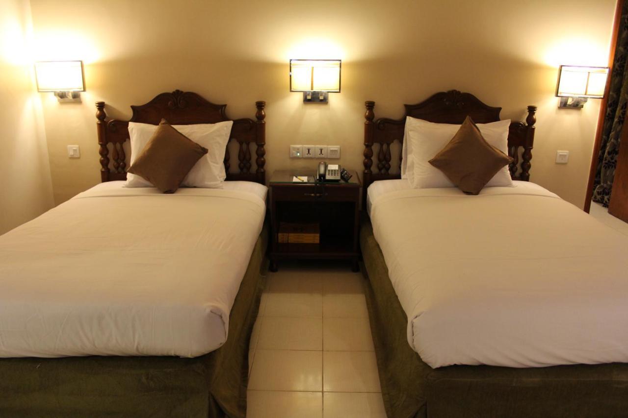 Regent Plaza Hotel & Convention Center Карачи Екстериор снимка