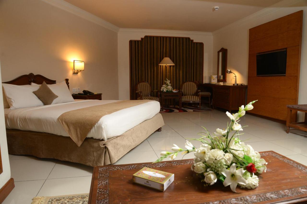 Regent Plaza Hotel & Convention Center Карачи Екстериор снимка