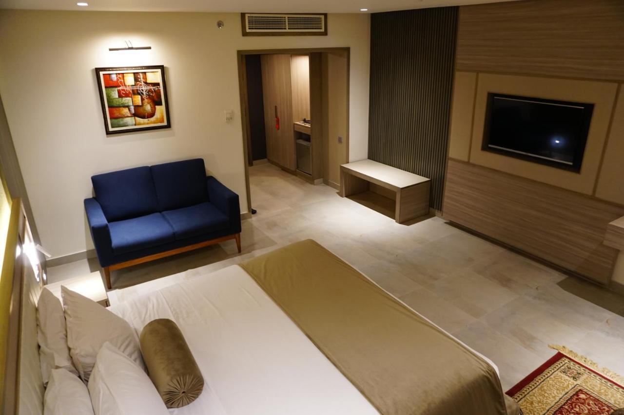 Regent Plaza Hotel & Convention Center Карачи Екстериор снимка