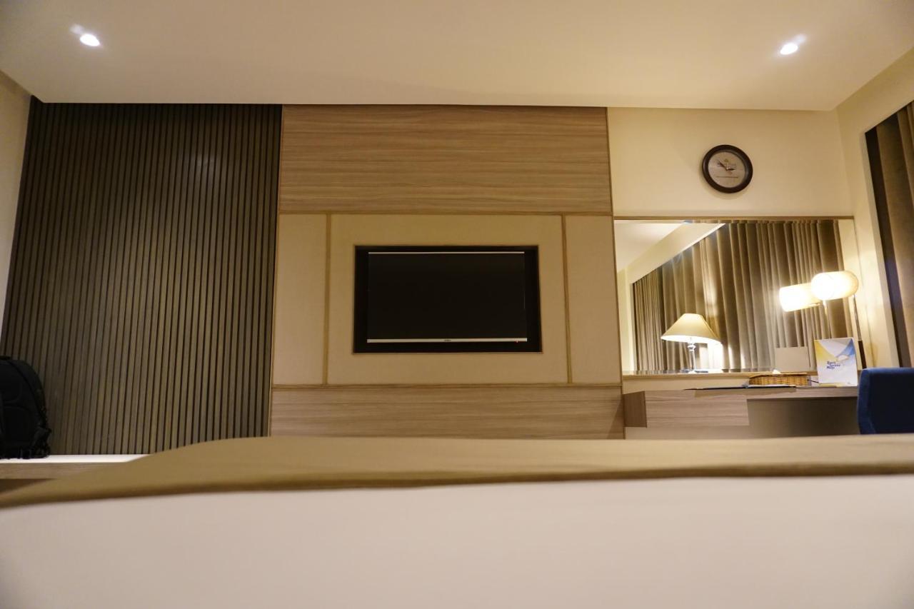 Regent Plaza Hotel & Convention Center Карачи Екстериор снимка