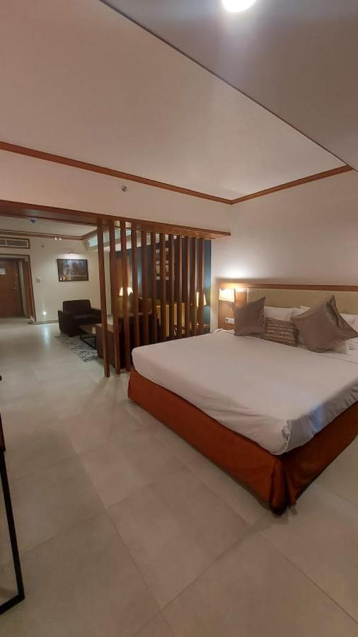 Regent Plaza Hotel & Convention Center Карачи Екстериор снимка