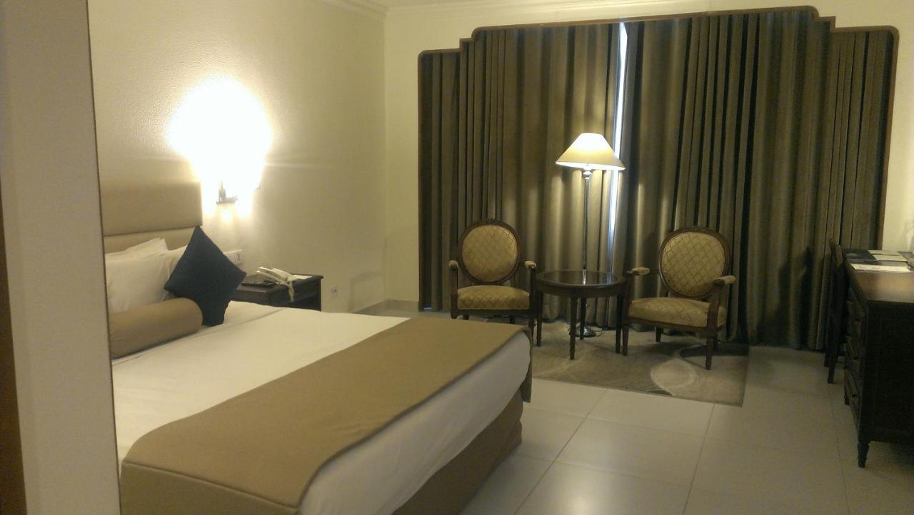 Regent Plaza Hotel & Convention Center Карачи Екстериор снимка