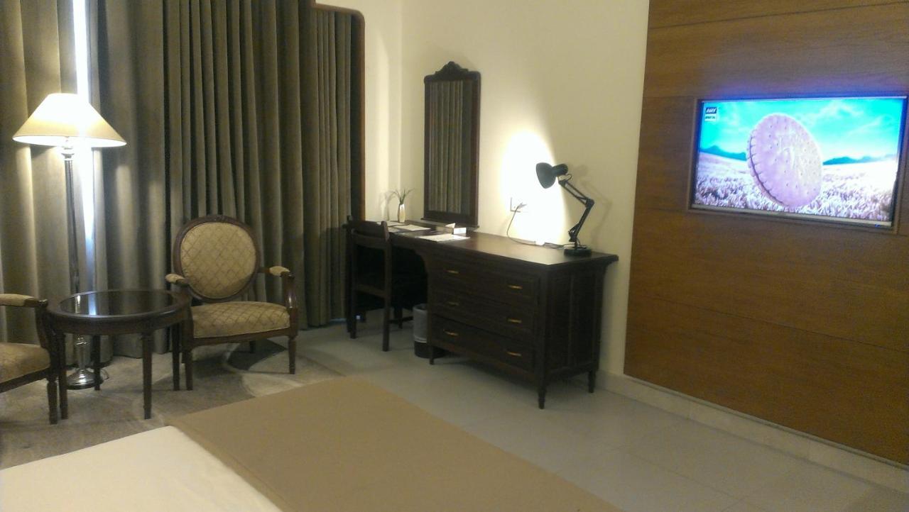 Regent Plaza Hotel & Convention Center Карачи Екстериор снимка