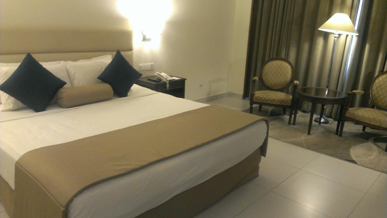 Regent Plaza Hotel & Convention Center Карачи Екстериор снимка
