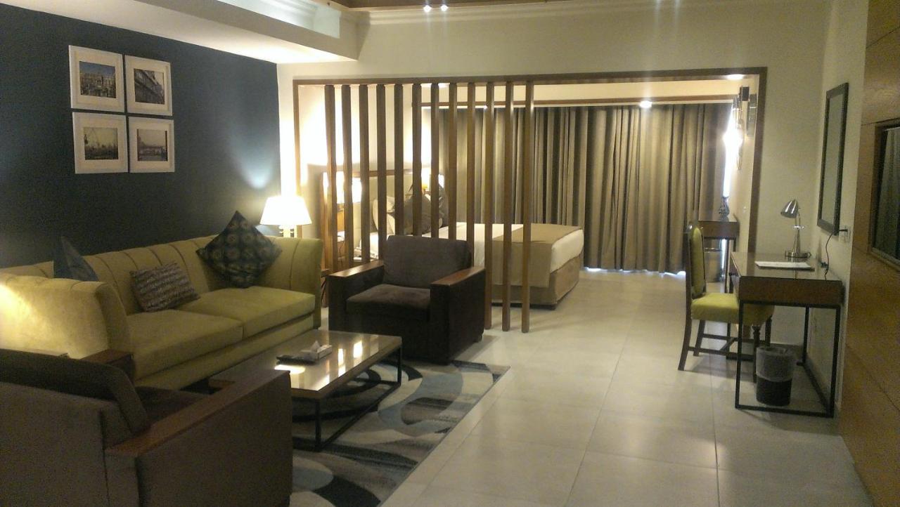 Regent Plaza Hotel & Convention Center Карачи Екстериор снимка