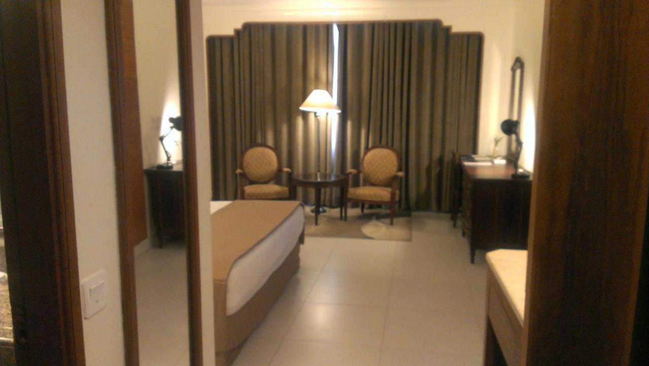Regent Plaza Hotel & Convention Center Карачи Екстериор снимка